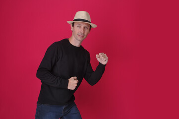 homem de sucesso feliz com os negócios apontando para anúncio ou promoção em fundo rosa