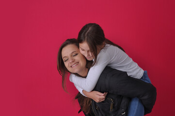 amor lindo mãe e filha juntas se divertindo em fundo rosa, feliz dia das mães