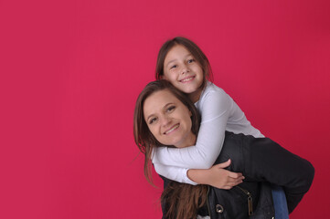 amor lindo mãe e filha juntas se divertindo em fundo rosa, feliz dia das mães