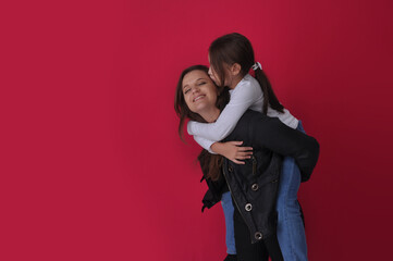 amor lindo mãe e filha juntas se divertindo em fundo rosa, feliz dia das mães