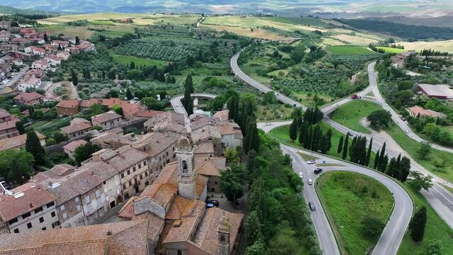 San Quirico D&rsquo;orcia in Toscana.
Vista aerea del borgo medievale tra le colline della Val d&rsquo;Orca.