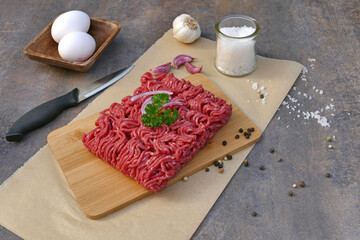 Hackfleisch mit Zutaten zum Kochen.