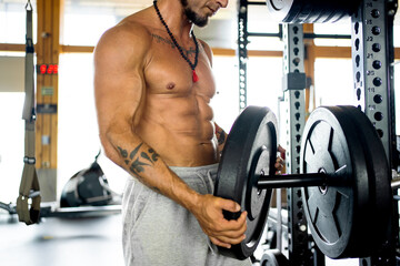 Naklejka premium Man preparing the weight for bench press