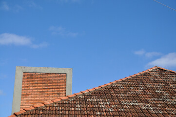 telhado e chamin&eacute; de casa rustica velha 