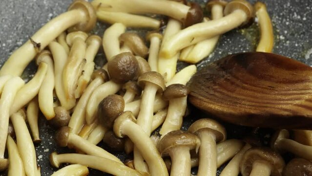 groupe de champignons bruns bunas Himeji cuisant dans une po&ecirc;le