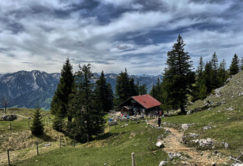 Fototapeta na wymiar Hubertushütte unterhalb des Breitenstein Gipfels, Bayern, Deutschland, Alpen