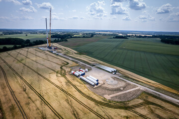 on a field in Mecklenburg lie the components for the erection of a new wind turbine
