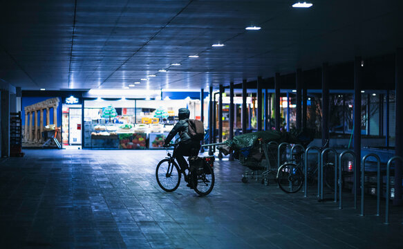 Cycliste de nuit en ville