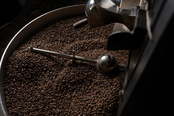 Kaffeebohnen in einem Kaffeeröster