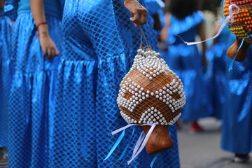 A energia pulsante do carnaval ganha vida nas mãos femininas negras que seguram com destreza um xequerê. Pronta para o cortejo, ela transmite força, ritmo e tradição. 