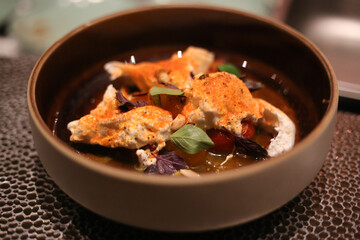  Deliciosa salada com burratas cremosas, suculentos tomates cereja vermelhos e amarelos, crocantes castanhas brasileiras, harmoniosamente decorada com frescas folhas de manjericão.