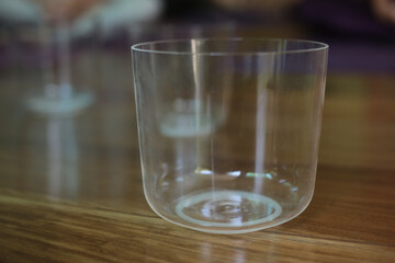 Aula de meditação com tigelas de cristal de quartzo. Uma experiência de relaxamento profundo e equilíbrio, onde as vibrações sonoras das tigelas nos conduzem a um estado de paz interior e harmonia. 