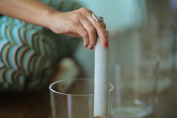 Aula de meditação com tigelas de cristal de quartzo. Uma experiência de relaxamento profundo e equilíbrio, onde as vibrações sonoras das tigelas nos conduzem a um estado de paz interior e harmonia. 