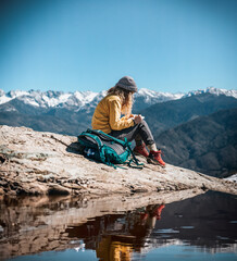Naklejka premium child on the top of the mountain