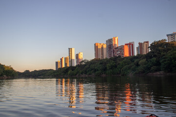 Fototapeta na wymiar Prédios do Ilhotas vistos do Rio Poti em Teresina 