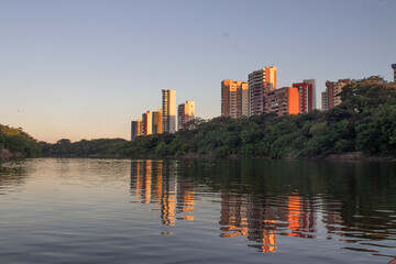 Prédios do Ilhotas vistos do Rio Poti em Teresina 