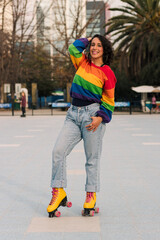 chica latina sonriente con polera de arcoíris y patines estilo 80s 90s disfrutando del día.