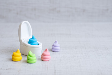 カラフルなうんちとトイレの便器
