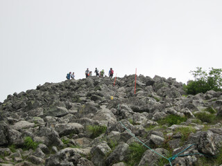蓼科山山頂。大きな岩が埋め尽くす台地。