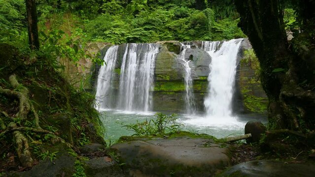 Its large cliffs are popular for jumping, and there is a safe swimming pool. Lingjiao Waterfall is located in Pingxi District, New Taipei City