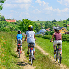 Naturgenuß bei einer gemeinsamen Fahrradtour in ländlicher Natur