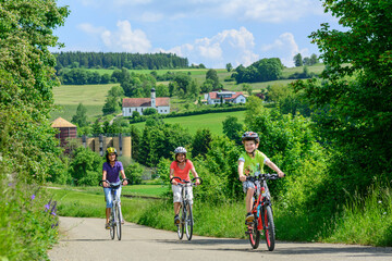 Unterwegs mit dem Fahrrad in herrlich grüner Landschaft 