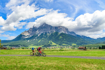 Mountainbiker vor der imposanten Kulisse des Zugspitz-Massivs nahe Lermoos im Tiroler Ausserfern