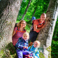 Junge Familie posiert beim Wandern in den Oberstdorfer Bergen
