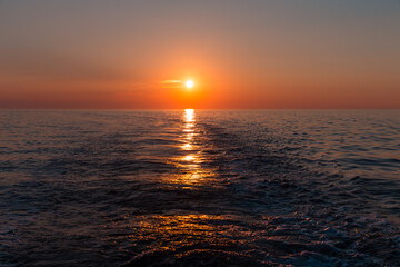 Obraz premium Sea sunset with ship trace