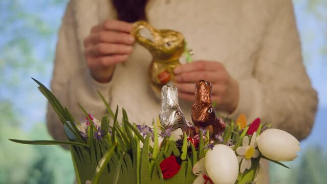 Ein Schokohase wird aus einem Osterkorb genommen
