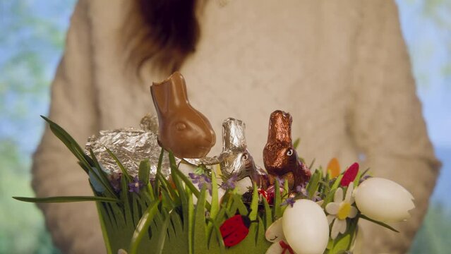 Ein Schokohase wird angebissen zur&uuml;ck in den Osterkorb gestellt