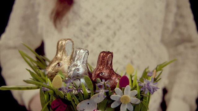 ein Osterkorb wird mit weiteren Schokohasen best&uuml;ckt
