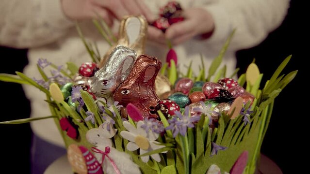 Ein Osterkorb wird best&uuml;ckt