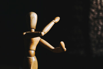 Mannequin en bois pour apprendre à dessiner le corps humain en position de mouvement