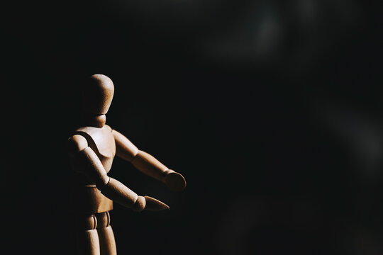 Mannequin en bois pour apprendre &agrave; dessiner le corps humain en position de mouvement