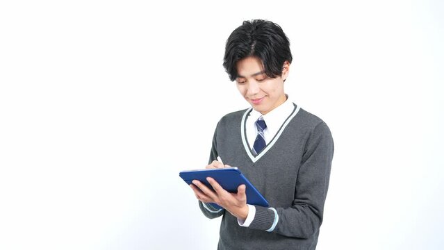 タブレットを使う男子学生