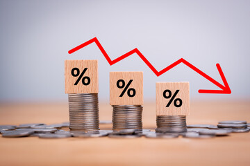Percentage sign on wooden cubes with Stack of coin bar chart and red graph trending downwards on white background. Economy recession crisis, inflation, stagflation, business and financial loss concept - obrazy, fototapety, plakaty