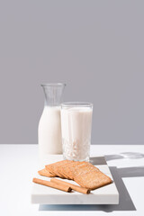 Vaso de leche y botella llena de leche. Desayuno con galletas de canela	