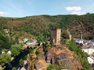 Fototapeta na wymiar Burgruine von Esch an der Sauer (Esch-sur-Sure) im Kanton Wiltz in Luxemburg. Links unten ist der Fluss Sauer zu sehen. 