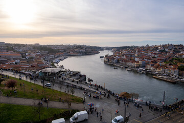 Impresionante puesta de sol sobre el río Duero en Oporto, Portugal. Los cálidos rayos dorados del...