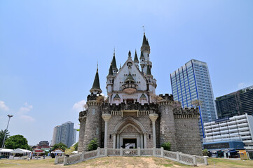 Fototapeta premium BANGKOK, THAILAND - JUNE 21, 2023 : The Beautiful Ancient Old Castle at JODD FAIRS DanNeramit with blue sky background at Thailand.