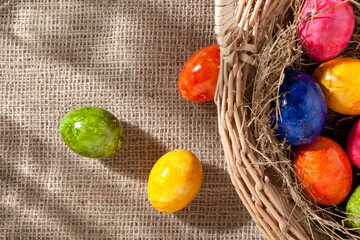 Bunte Ostereier im Nest 