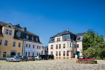Fototapeta na wymiar schneeberg, deutschland - idyllischer platz mit alten häusern an der st.-wolfgangs-kirche