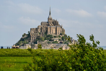 Obraz premium Mont Saint-Michel, Abtei, Felseninsel, Kloster, Wanderweg, Insel, Abteikirche, Befestigungsanlage, Granitfelsen, Gezeiten, Felder, Landwirtschaft, Bretagne, Sommer, Frankreich