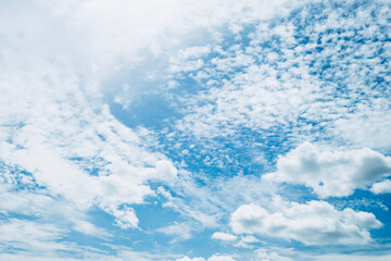 Naklejka na ściany i meble Ciel avec des nuages en mouvement - Arrière plan design avec espace libre