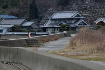 土手沿いの道