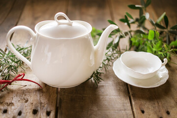 白いティーポットとカップアンドソーサー