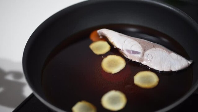 ブリの煮付けを作る様子