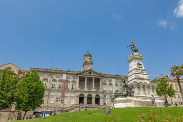 vue de la façade du bâtiment de l'Association commerciale de Porto - obrazy, fototapety, plakaty