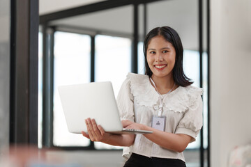 Obraz premium Financier a asian woman works, uses a laptop, makes a report to a finance company. Accounting and financial concept